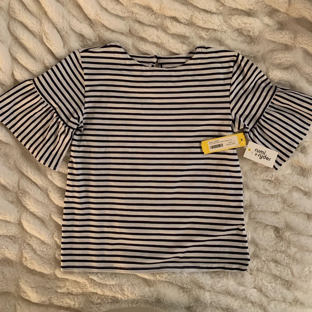 L (12-14) Rumi + Ryder ruffle sleeve pearl button back top